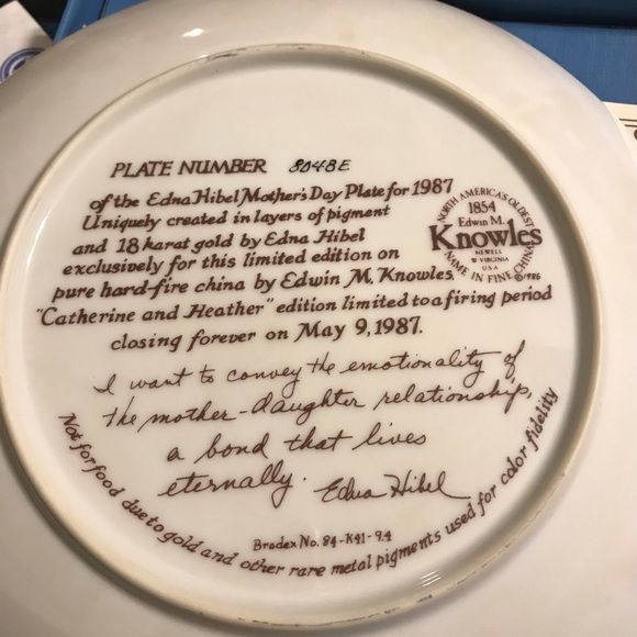 The Edna Hibel Mother’s Day plate 1987 Catherine and Heather - Picture 4 of 4